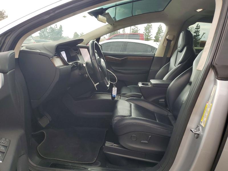 48557426 :رقم المزاد ، 5YJXCBE29JF115372 vin ، 2018 Tesla Model X مزاد بيع