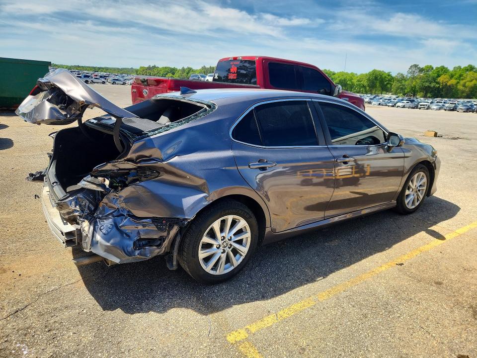 48680986 :رقم المزاد ، 4T1C11AK2NU687140 vin ، 2022 Toyota Camry مزاد بيع