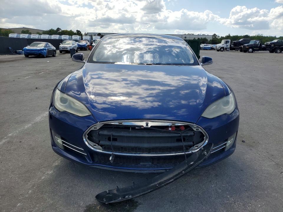 51467246 :رقم المزاد ، 5YJSA1S22FF093401 vin ، 2015 Tesla Model S مزاد بيع