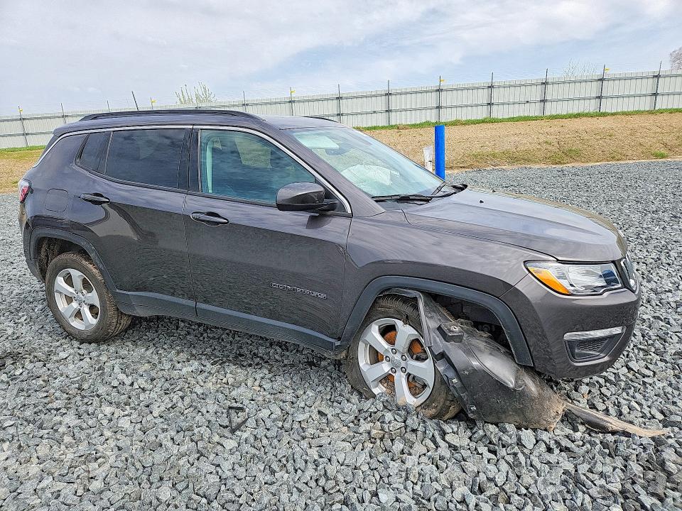 50523716 :رقم المزاد ، 3C4NJDBB0JT399795 vin ، 2018 Jeep Compass مزاد بيع