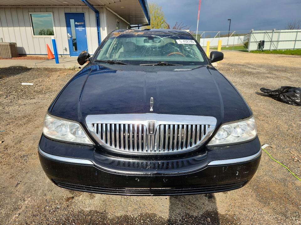 51432746 :رقم المزاد ، 2LNBL8CV5AX615955 vin ، 2010 Lincoln Town Car مزاد بيع