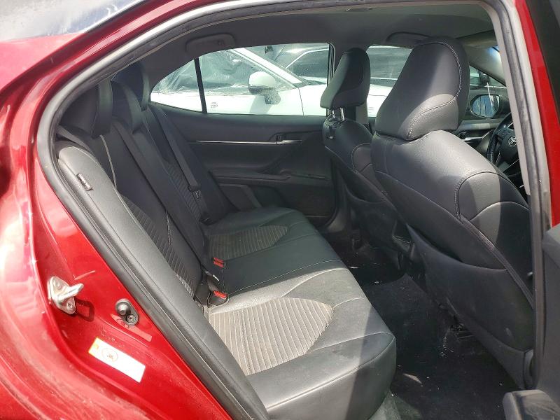 51515836 :رقم المزاد ، 4T1B11HKXJU658626 vin ، 2018 Toyota Camry مزاد بيع
