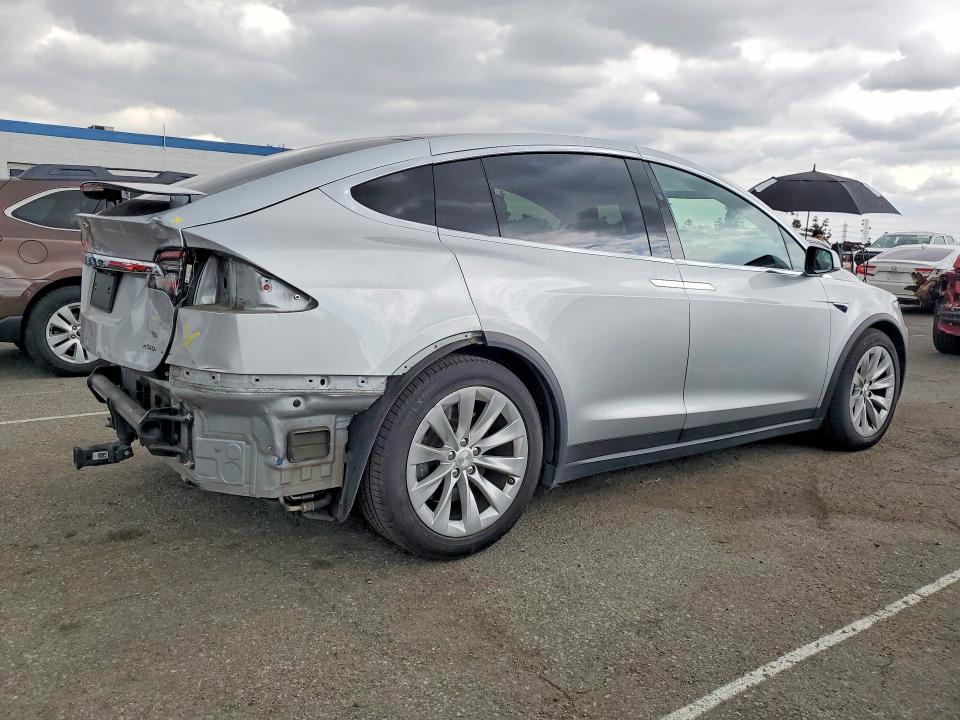 48557426 :رقم المزاد ، 5YJXCBE29JF115372 vin ، 2018 Tesla Model X مزاد بيع