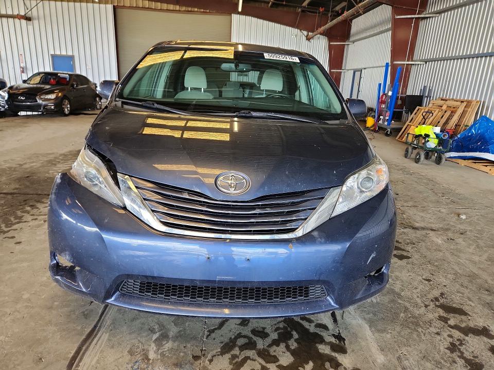 50925916 :رقم المزاد ، 5TDKZ3DC2HS830931 vin ، 2017 Toyota Sienna مزاد بيع