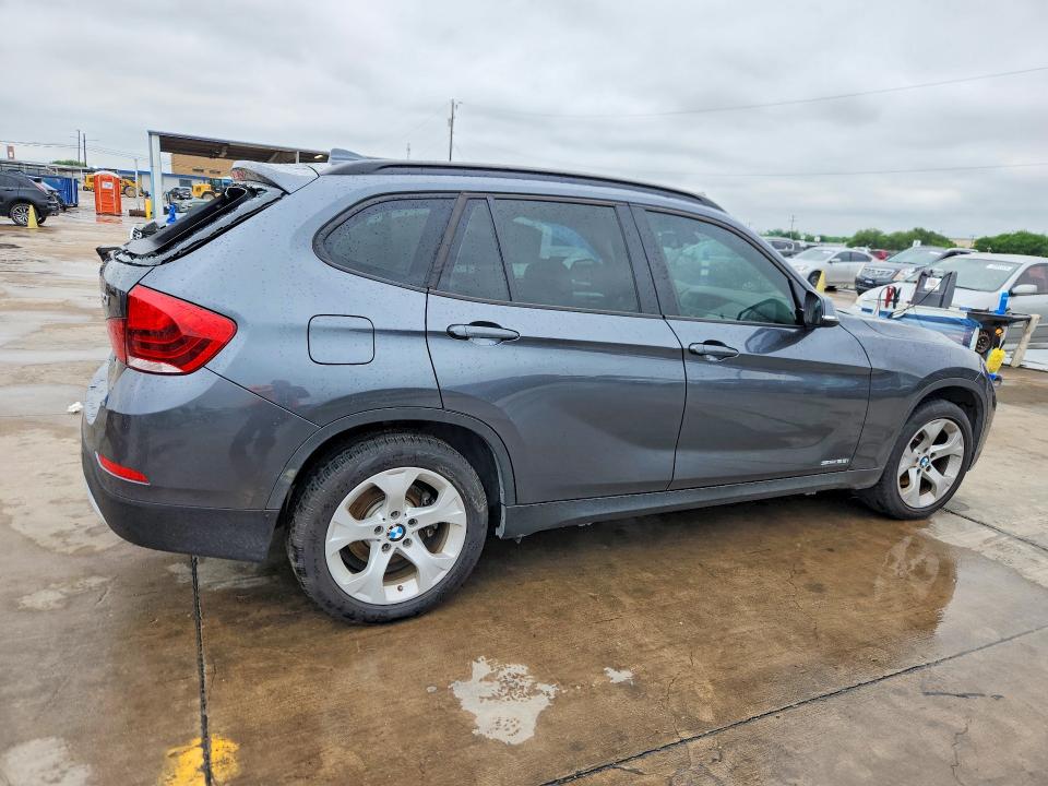 51864126 :رقم المزاد ، WBAVM1C59FV318571 vin ، 2015 Bmw X1 مزاد بيع