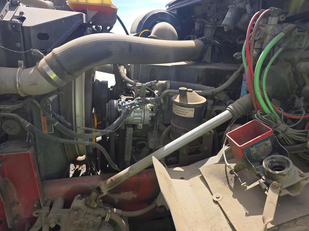 47402156 :رقم المزاد ، 4V5KC9UF72N332381 vin ، 2002 Volvo Vhd مزاد بيع