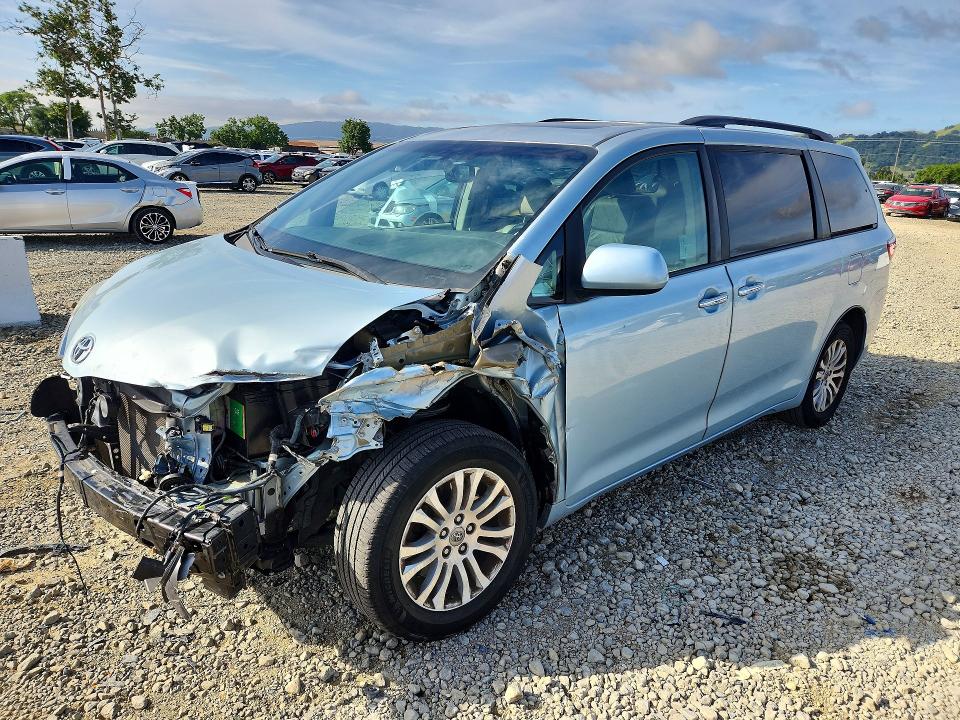 Auction sale of the 2017 Toyota Sienna, vin: 5TDYZ3DC0HS888854, lot number: 50131776