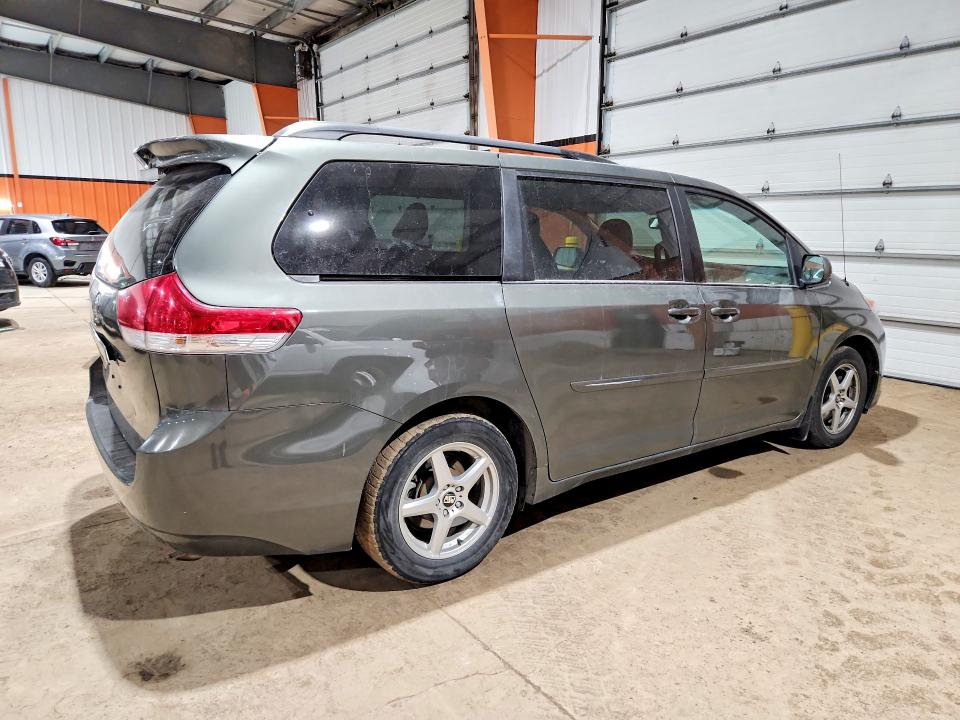 48487336 :رقم المزاد ، 5TDKK3DC2DS283125 vin ، 2013 Toyota Sienna مزاد بيع
