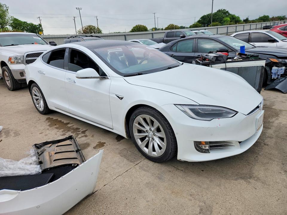 49022726 :رقم المزاد ، 5YJSA1E29JF268778 vin ، 2018 Tesla Model S مزاد بيع