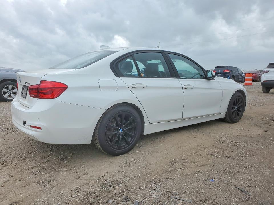 47791516 :رقم المزاد ، WBA8E1G30HNU16331 vin ، 2017 Bmw 320 مزاد بيع