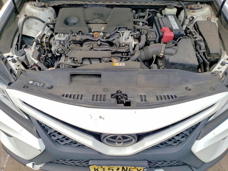 49811796 :رقم المزاد ، 4T1B11HK6JU110588 vin ، 2018 Toyota Camry مزاد بيع