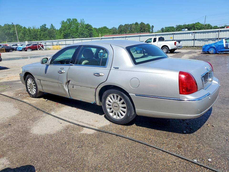 49393216 :رقم المزاد ، 1LNHM82W85Y611700 vin ، 2005 Lincoln Town Car مزاد بيع