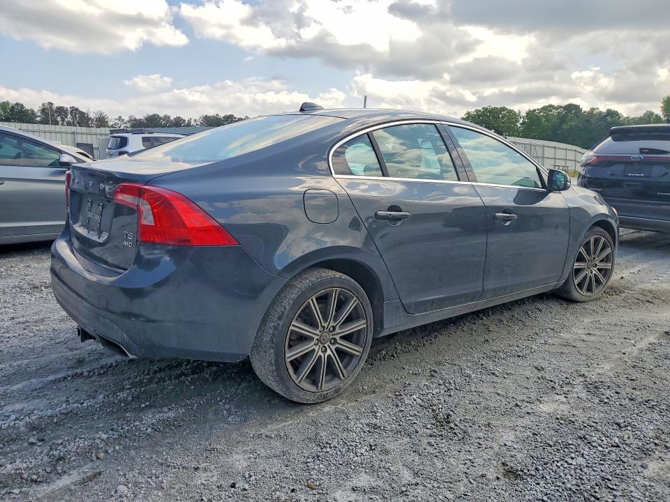 41631096 :رقم المزاد ، YV1612TD9F2306557 vin ، 2015 Volvo S60 مزاد بيع