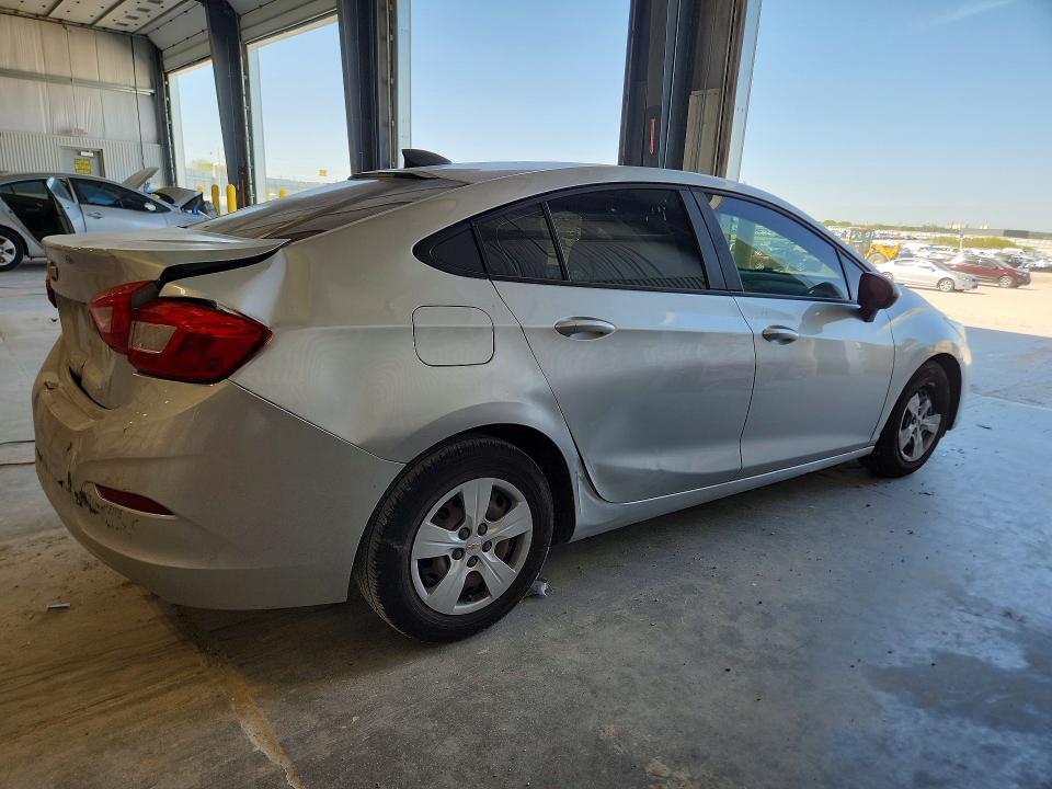 50277086 :رقم المزاد ، 1G1BC5SM8H7271381 vin ، 2017 Chevrolet Cruze مزاد بيع