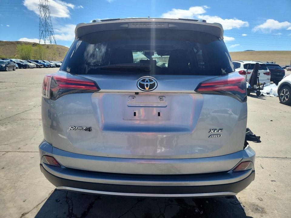 51275636 :رقم المزاد ، JTMRFREV5JJ211172 vin ، 2018 Toyota Rav4 مزاد بيع
