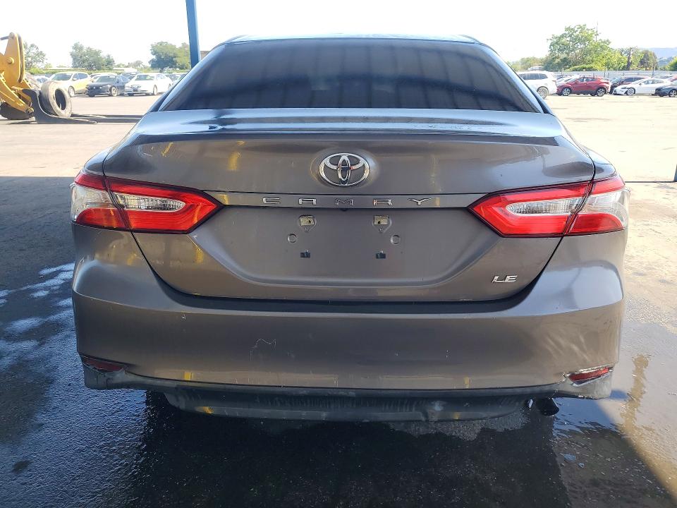 50621086 :رقم المزاد ، 4T1B11HK3JU037034 vin ، 2018 Toyota Camry مزاد بيع