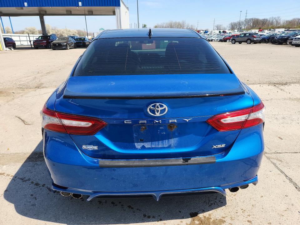 49150166 :رقم المزاد ، 4T1B61HK0JU098603 vin ، 2018 Toyota Camry مزاد بيع