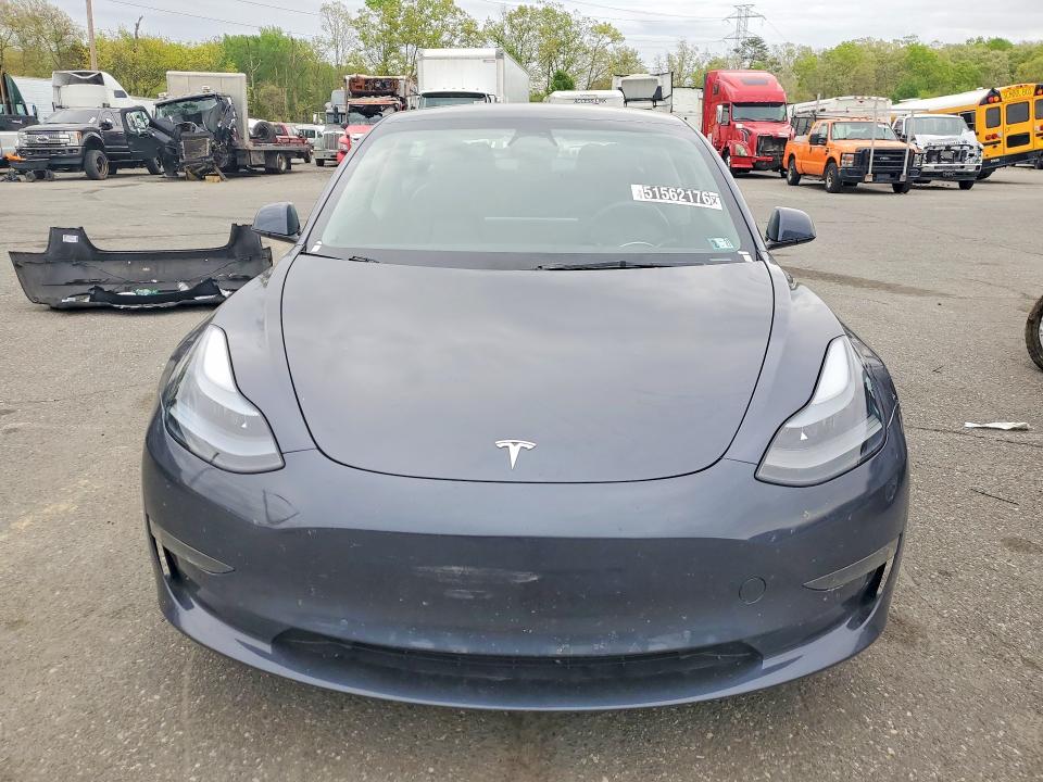 51562176 :رقم المزاد ، 5YJ3E1EA4NF370673 vin ، 2022 Tesla Model 3 مزاد بيع