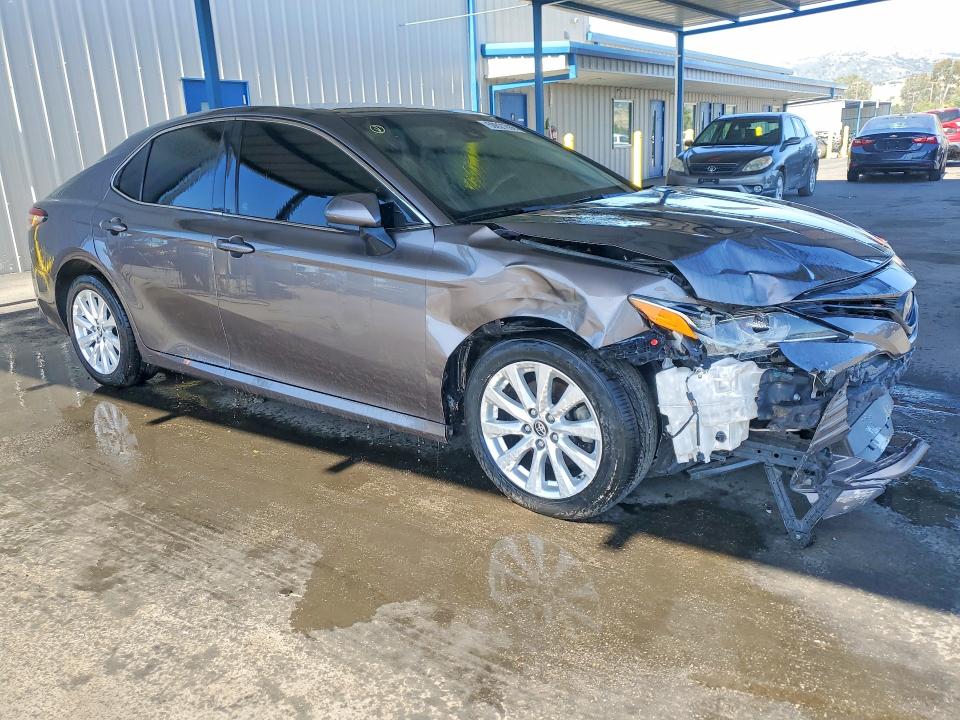 50621086 :رقم المزاد ، 4T1B11HK3JU037034 vin ، 2018 Toyota Camry مزاد بيع