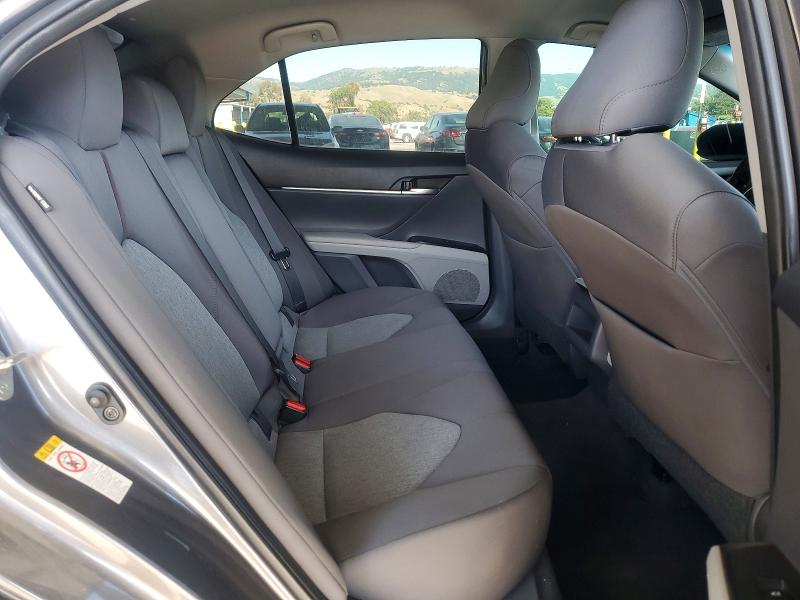50621086 :رقم المزاد ، 4T1B11HK3JU037034 vin ، 2018 Toyota Camry مزاد بيع