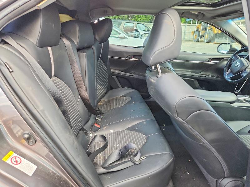 49101256 :رقم المزاد ، 4T1B11HK8JU563532 vin ، 2018 Toyota Camry مزاد بيع
