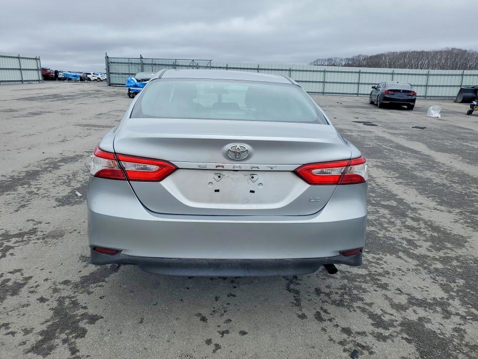 48064726 :رقم المزاد ، 4T1B11HK4JU101405 vin ، 2018 Toyota Camry مزاد بيع