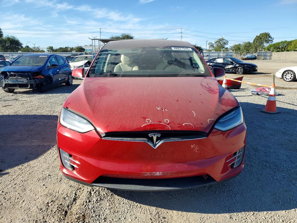 48927946 :رقم المزاد ، 5YJXCBE25JF122139 vin ، 2018 Tesla Model X مزاد بيع