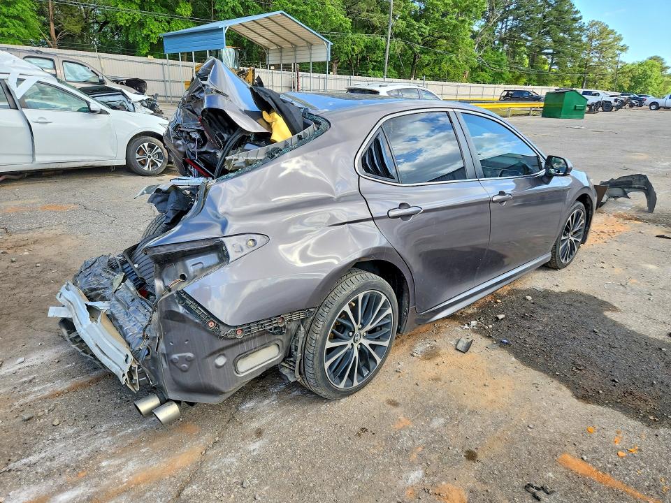 49101256 :رقم المزاد ، 4T1B11HK8JU563532 vin ، 2018 Toyota Camry مزاد بيع