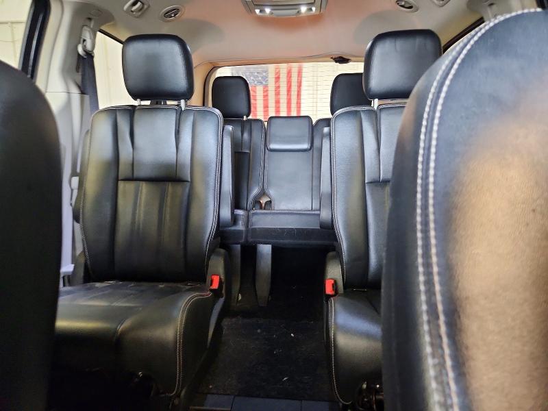 51023826 :رقم المزاد ، 2C4RC1BG3FR715416 vin ، 2015 Chrysler Town & Country مزاد بيع