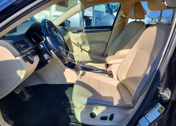 51803566 :رقم المزاد ، 1VWDT7A30HC068400 vin ، 2017 Volkswagen Passat مزاد بيع