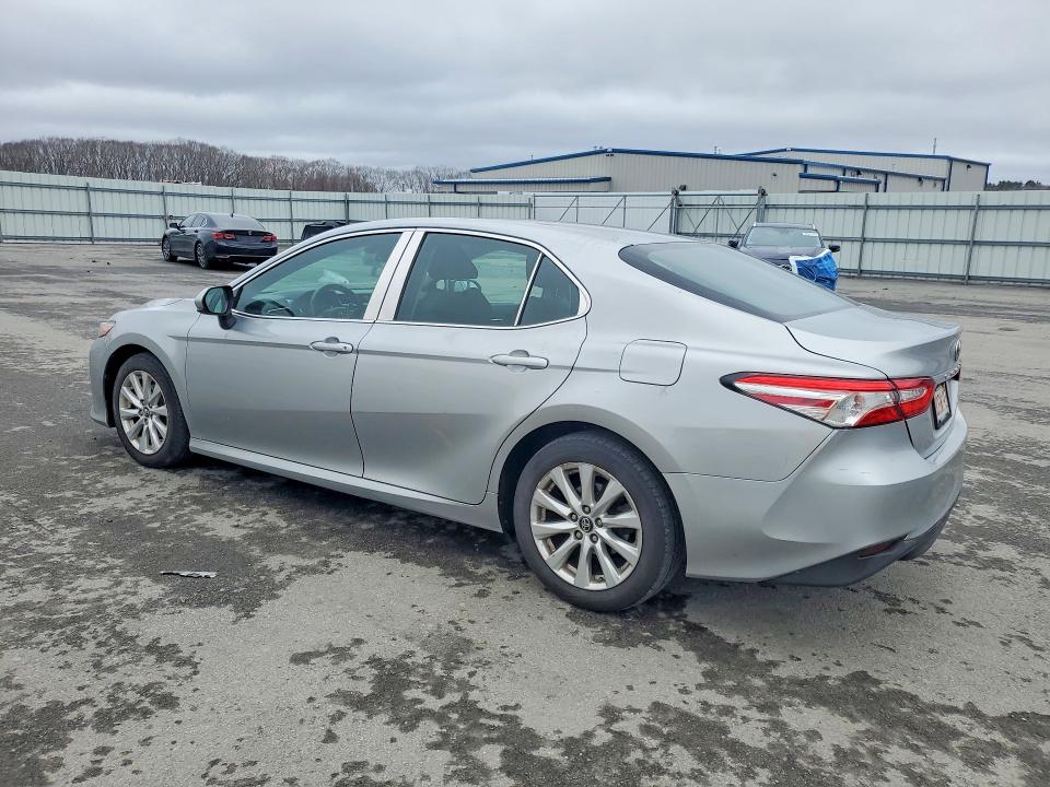 48064726 :رقم المزاد ، 4T1B11HK4JU101405 vin ، 2018 Toyota Camry مزاد بيع