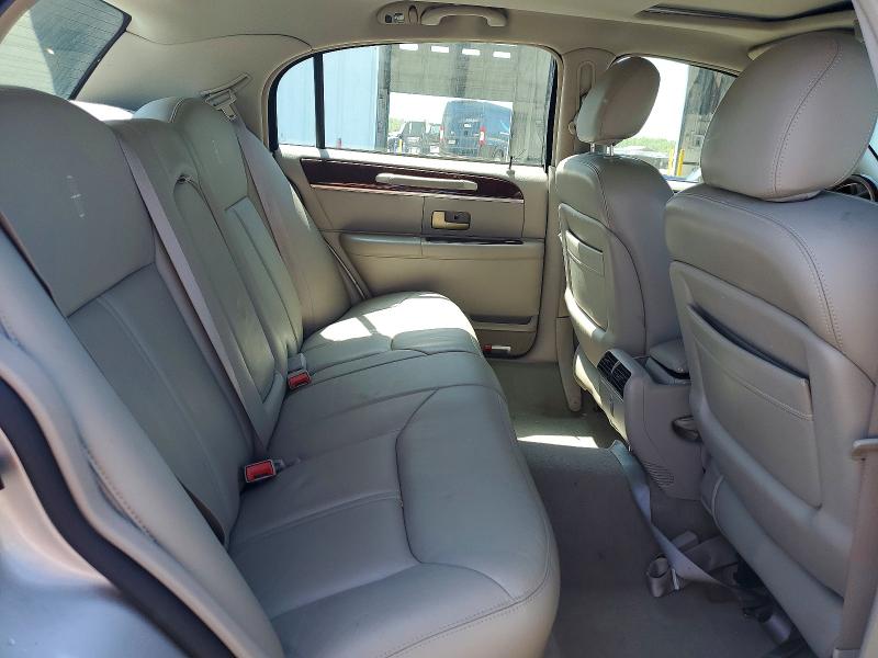 49393216 :رقم المزاد ، 1LNHM82W85Y611700 vin ، 2005 Lincoln Town Car مزاد بيع