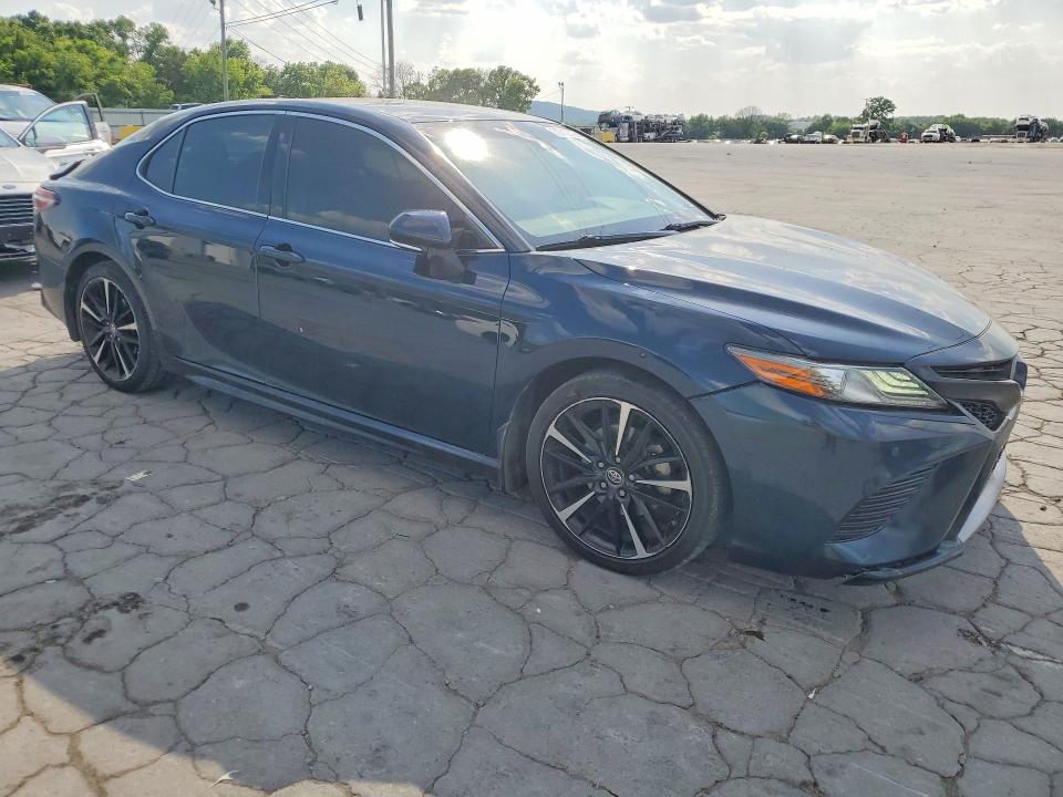 50712726 :رقم المزاد ، 4T1B61HK1JU652747 vin ، 2018 Toyota Camry مزاد بيع