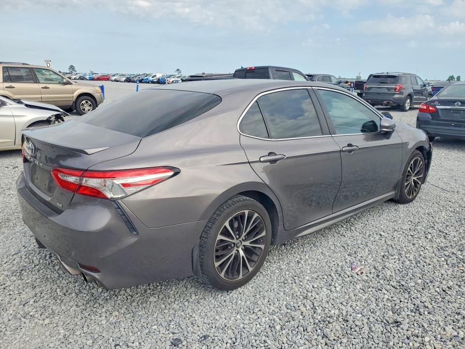 50259696 :رقم المزاد ، 4T1B11HK2JU573490 vin ، 2018 Toyota Camry مزاد بيع