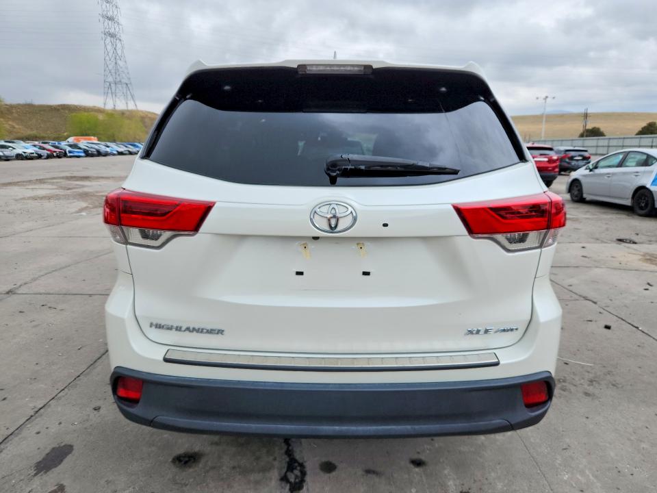 51862756 :رقم المزاد ، 5TDJZRFH6JS875674 vin ، 2018 Toyota Highlander مزاد بيع
