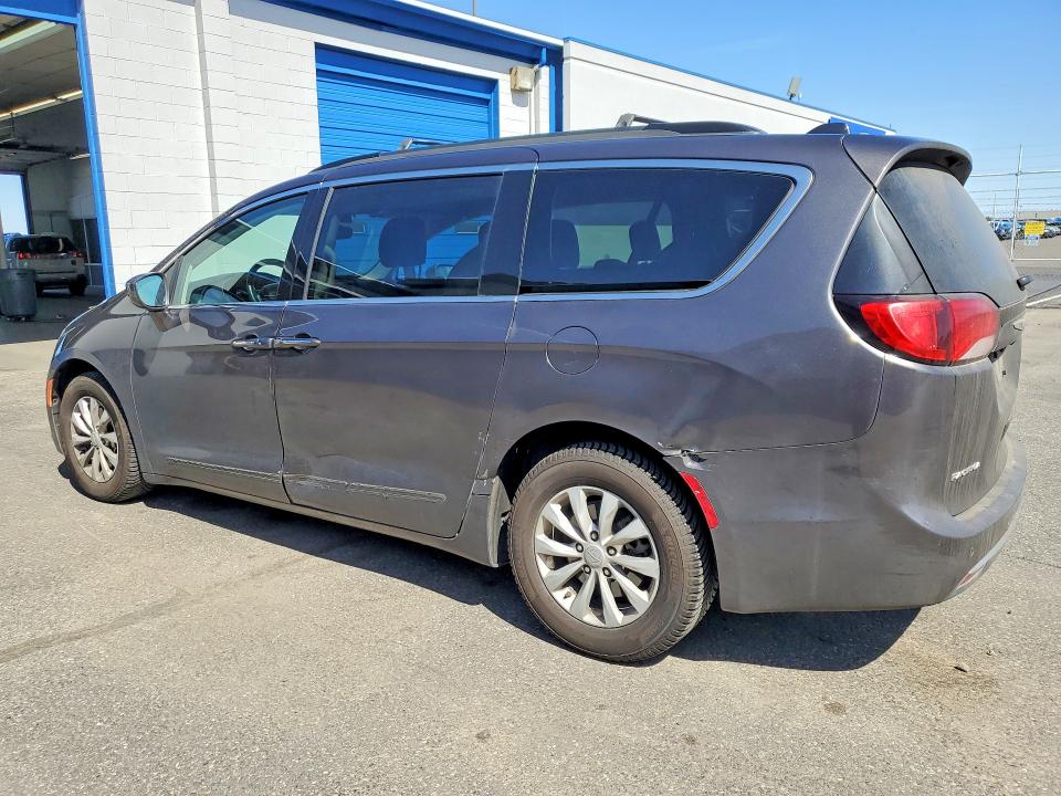 49096726 :رقم المزاد ، 2C4RC1BG6HR654338 vin ، 2017 Chrysler Pacifica مزاد بيع
