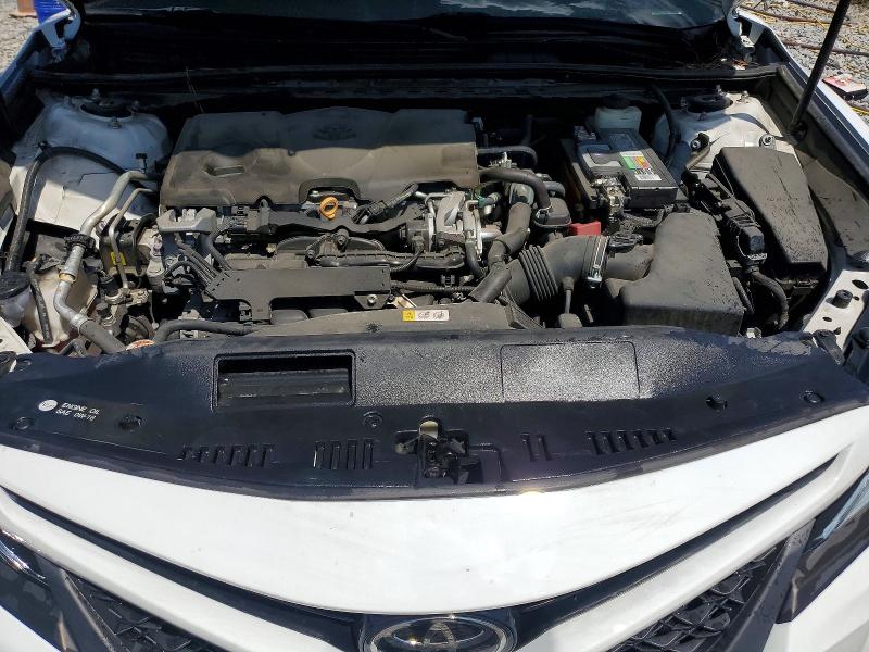 50614886 :رقم المزاد ، 4T1B11HK3JU638928 vin ، 2018 Toyota Camry مزاد بيع