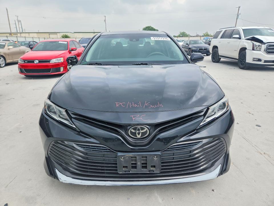 51317316 :رقم المزاد ، 4T1B11HK2JU082806 vin ، 2018 Toyota Camry مزاد بيع