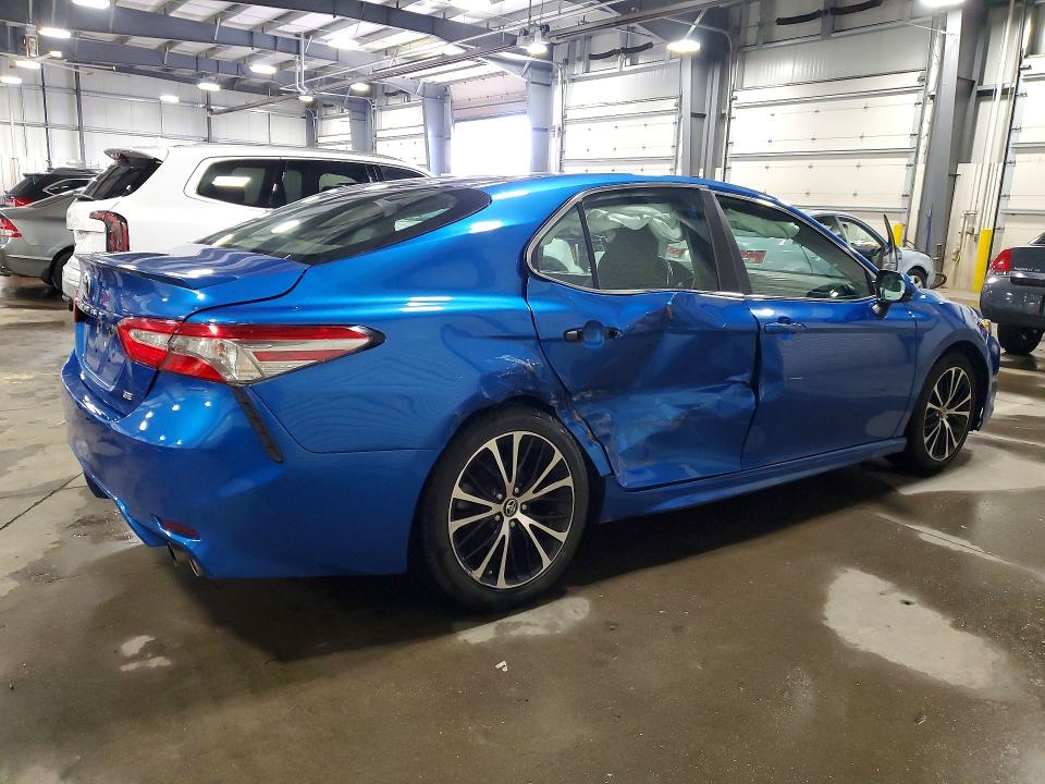 48864866 :رقم المزاد ، 4T1B11HK9JU116126 vin ، 2018 Toyota Camry مزاد بيع