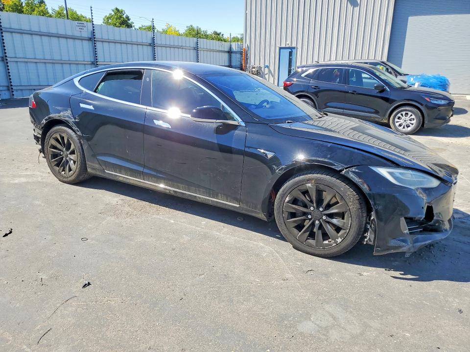 51371646 :رقم المزاد ، 5YJSA1E27JF280895 vin ، 2018 Tesla Model S مزاد بيع