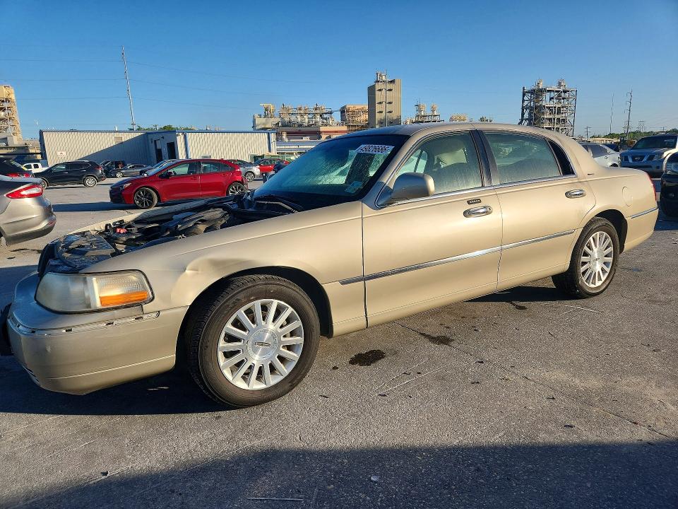 49826686 :رقم المزاد ، 1LNHM83W34Y654225 vin ، 2004 Lincoln Town Car مزاد بيع
