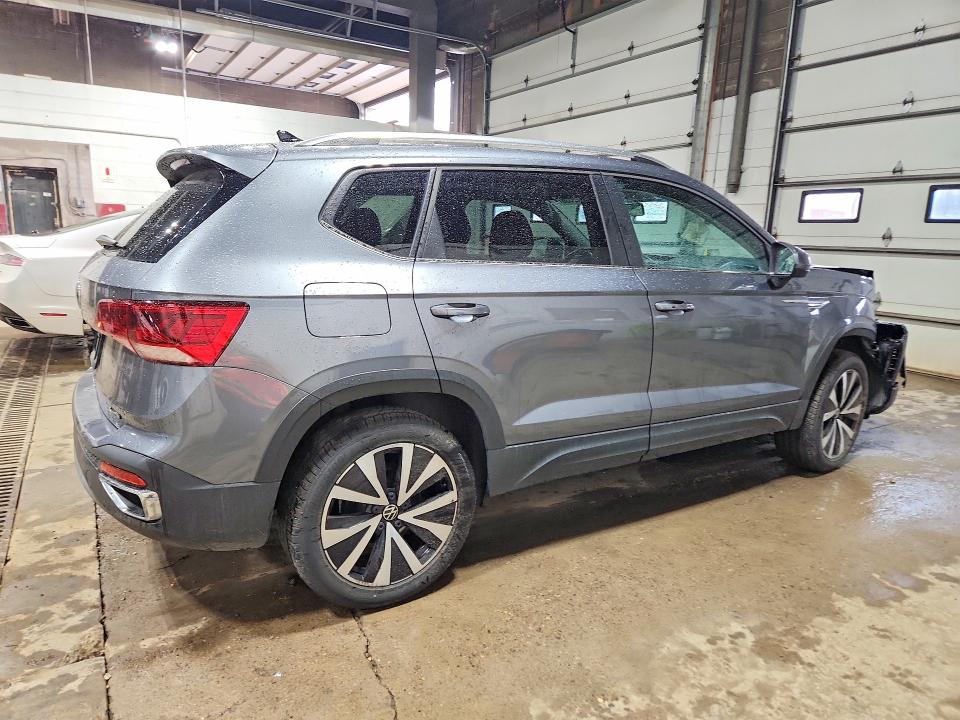 51019036 :رقم المزاد ، 3VVWX7B22NM025498 vin ، 2022 Volkswagen Taos مزاد بيع