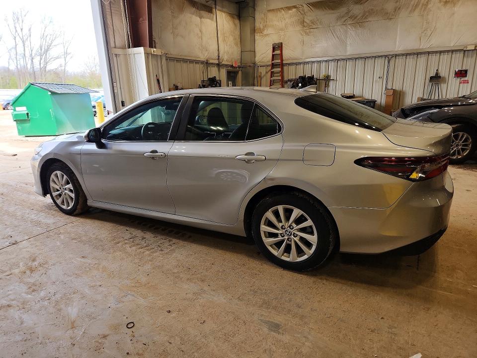 51606296 :رقم المزاد ، 4T1C11AK6MU470317 vin ، 2021 Toyota Camry مزاد بيع