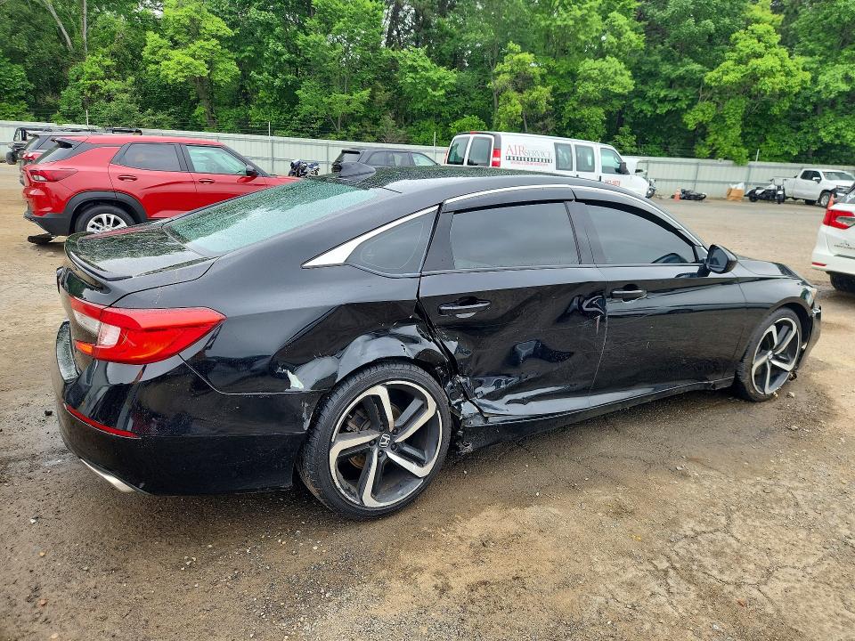 51543356 :رقم المزاد ، 1HGCV1F38JA173252 vin ، 2018 Honda Accord مزاد بيع