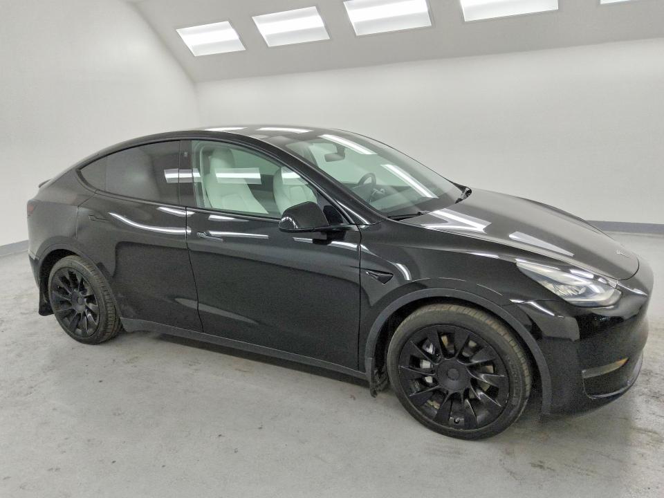 47215856 :رقم المزاد ، 5YJYGAEE6MF201613 vin ، 2021 Tesla Model Y مزاد بيع