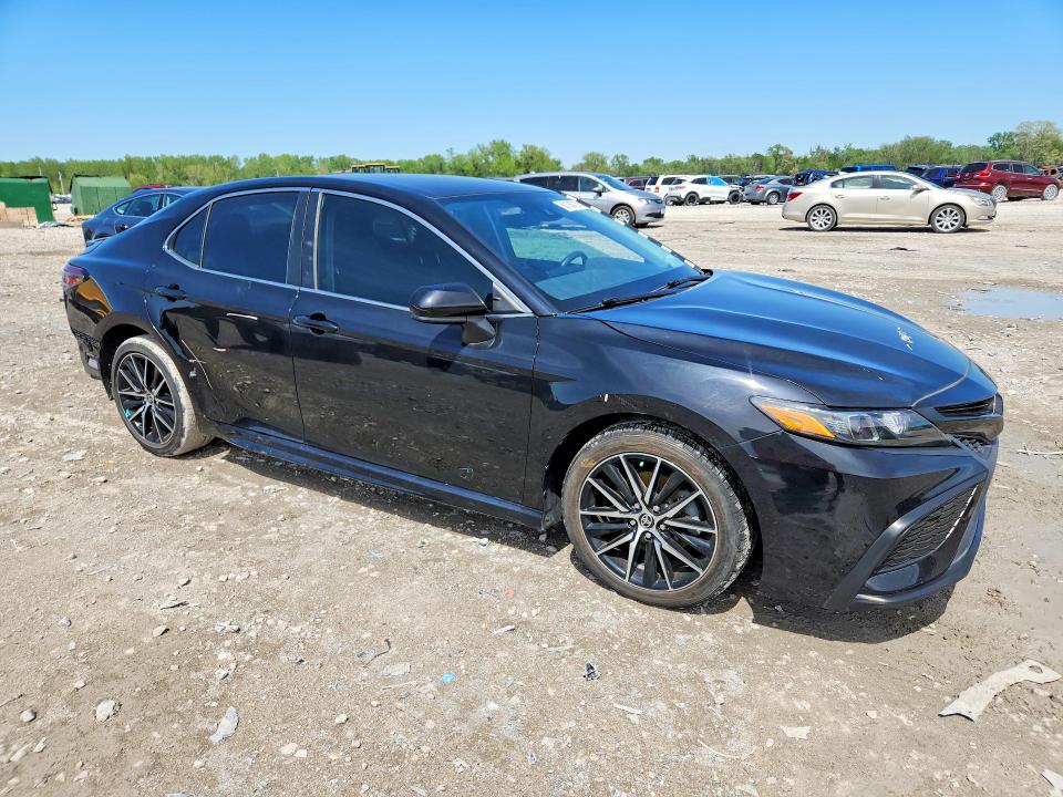 50136726 :رقم المزاد ، 4T1G11AK1MU456861 vin ، 2021 Toyota Camry مزاد بيع