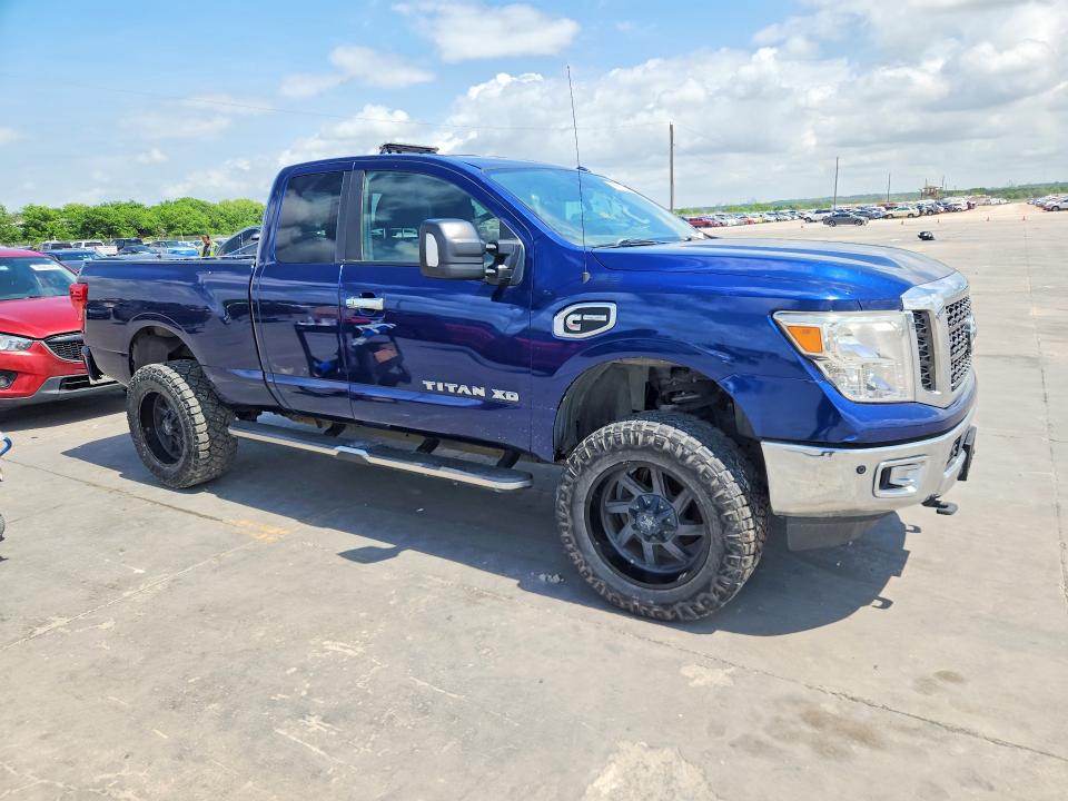 49910576 :رقم المزاد ، 1N6BA1C44HN560982 vin ، 2017 Nissan Titan Xd مزاد بيع
