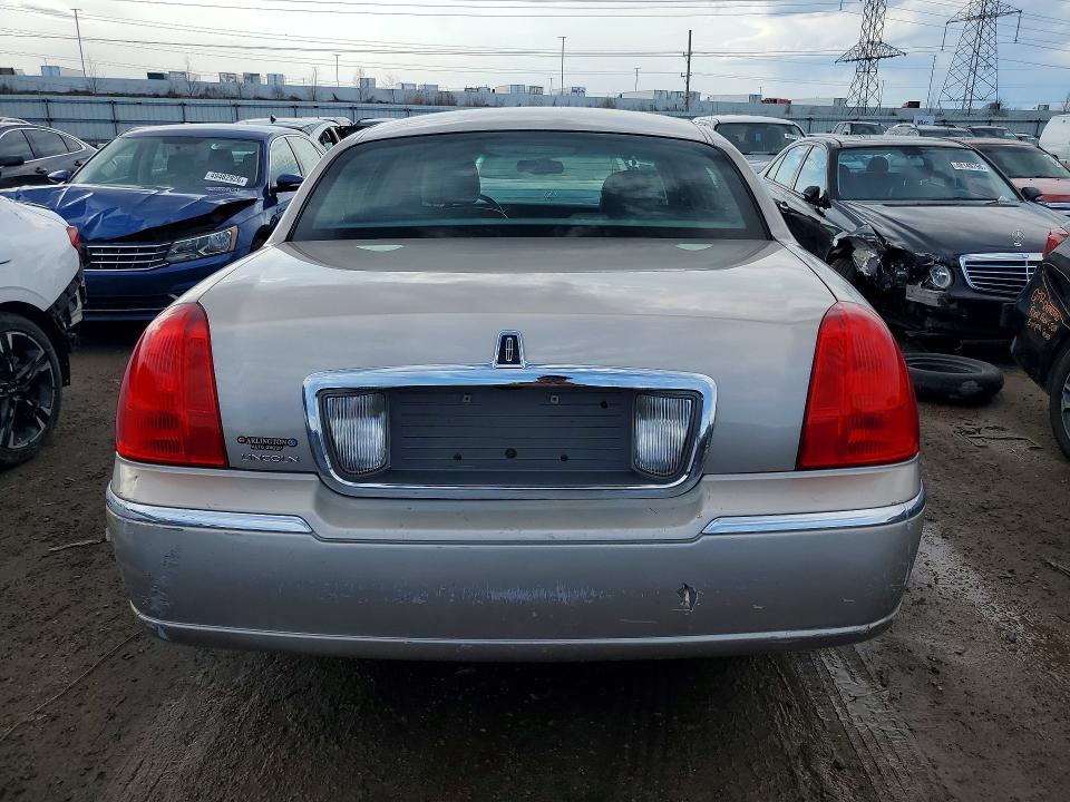 2003 Lincoln Town Car მანქანა იყიდება აუქციონზე, vin: 1LNHM81W33Y626894, აუქციონის ნომერი: 49754156