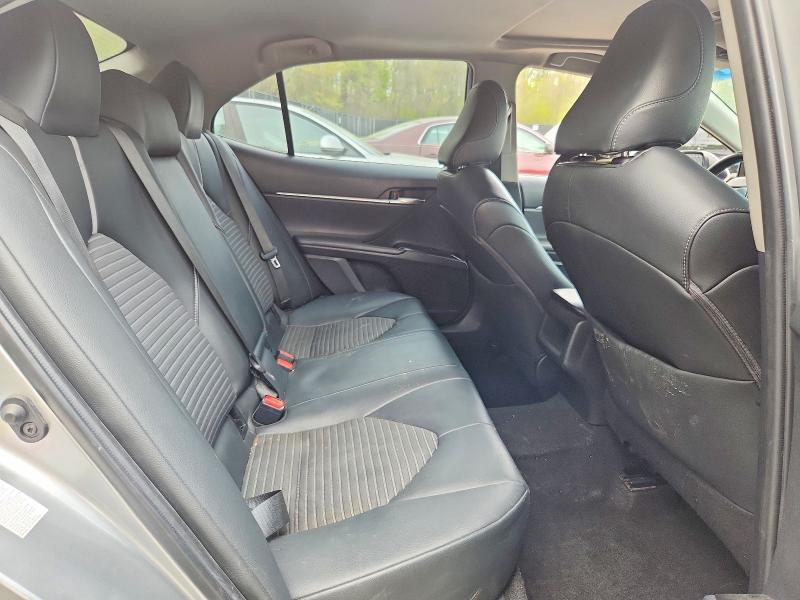 49766416 :رقم المزاد ، 4T1B11HK6JU129187 vin ، 2018 Toyota Camry مزاد بيع
