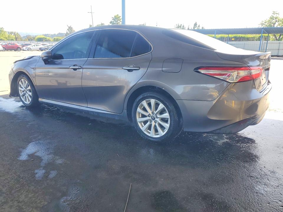 50621086 :رقم المزاد ، 4T1B11HK3JU037034 vin ، 2018 Toyota Camry مزاد بيع